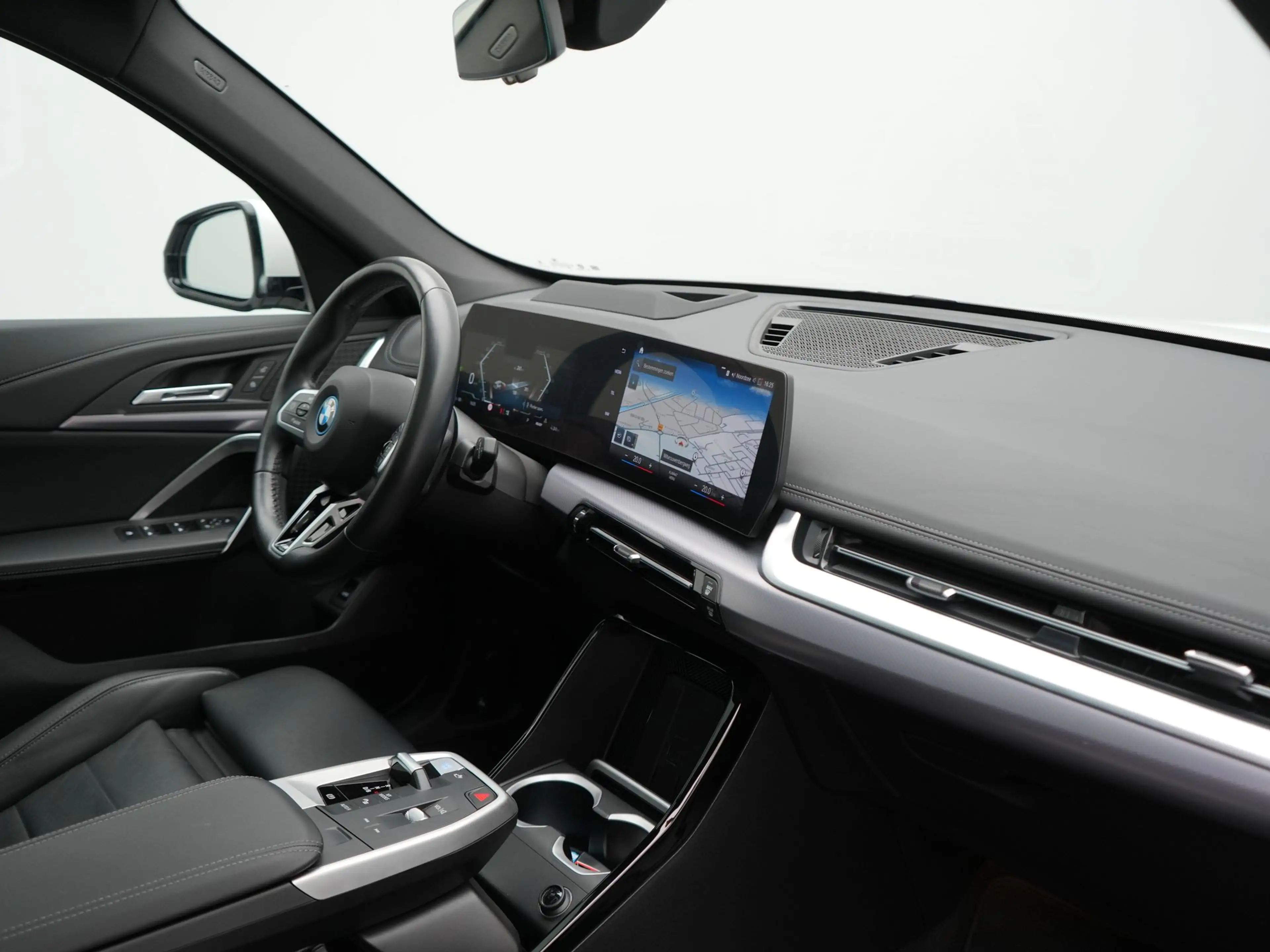 BMW iX1 xDrive30 M Sport 313pk Dealer O.H. | Trekhaak Af F — photo 4