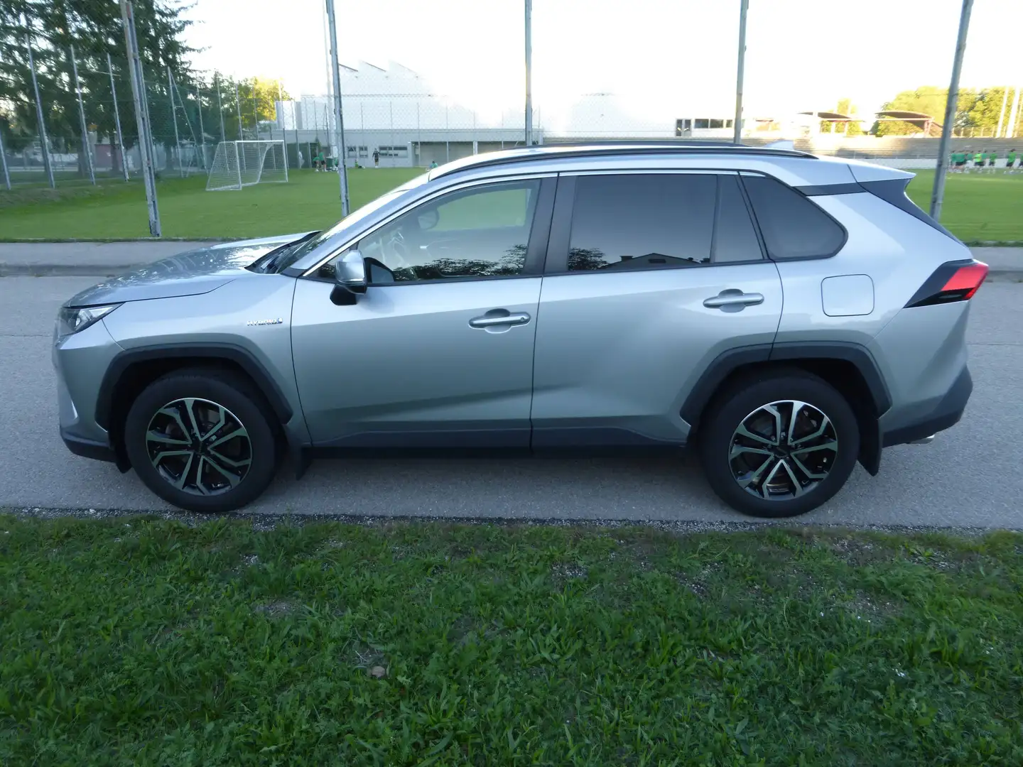 Toyota RAV4 Toyota RAV4 2WD Hybrid – Toyota Relax Garantie, Bremsen NEU, 8-fach bereift & top gepflegt! Silber - 2
