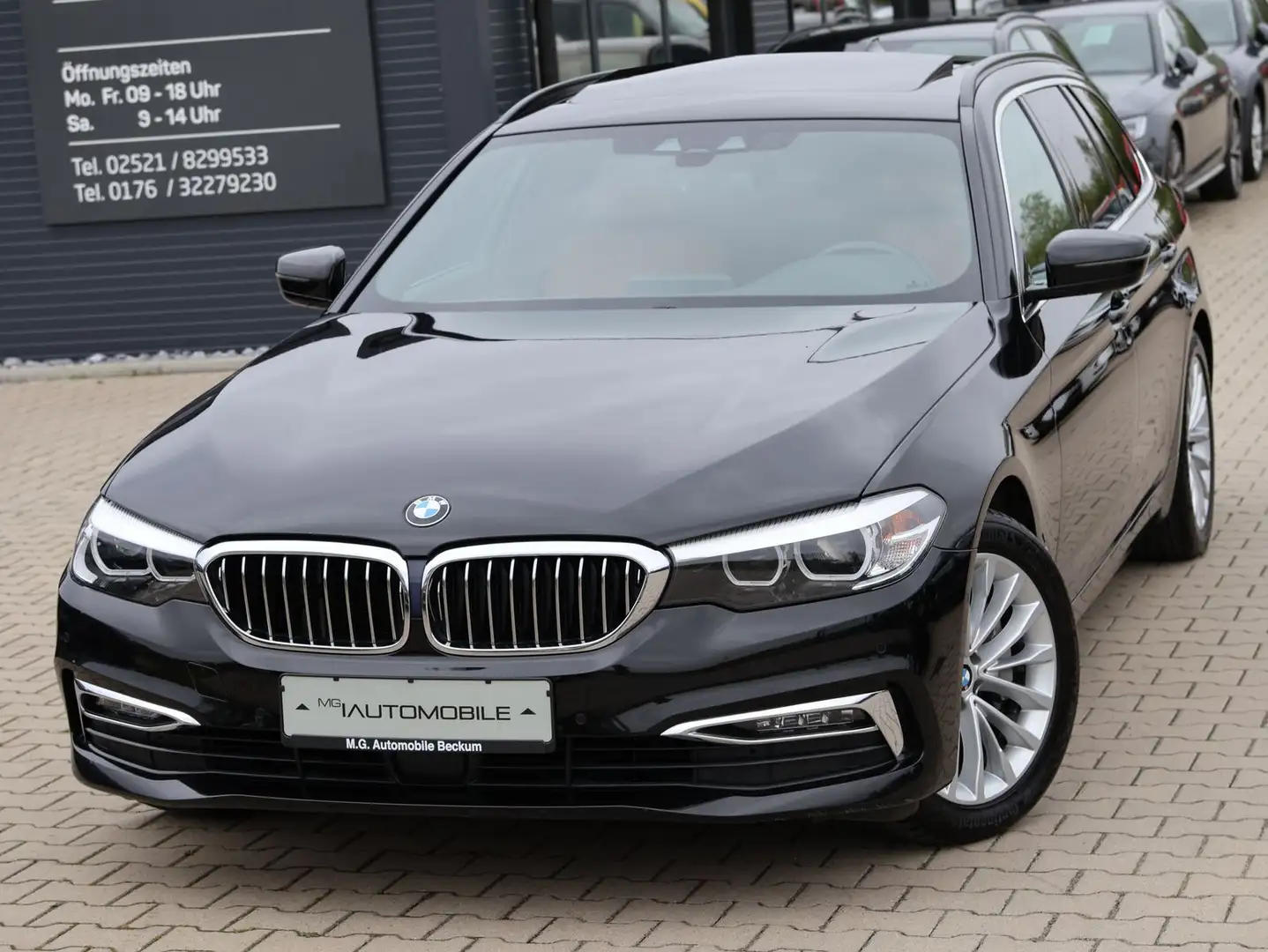 BMW 530 d xDrive Touring Luxury Line - PANO / MEMORY Zwart - 1