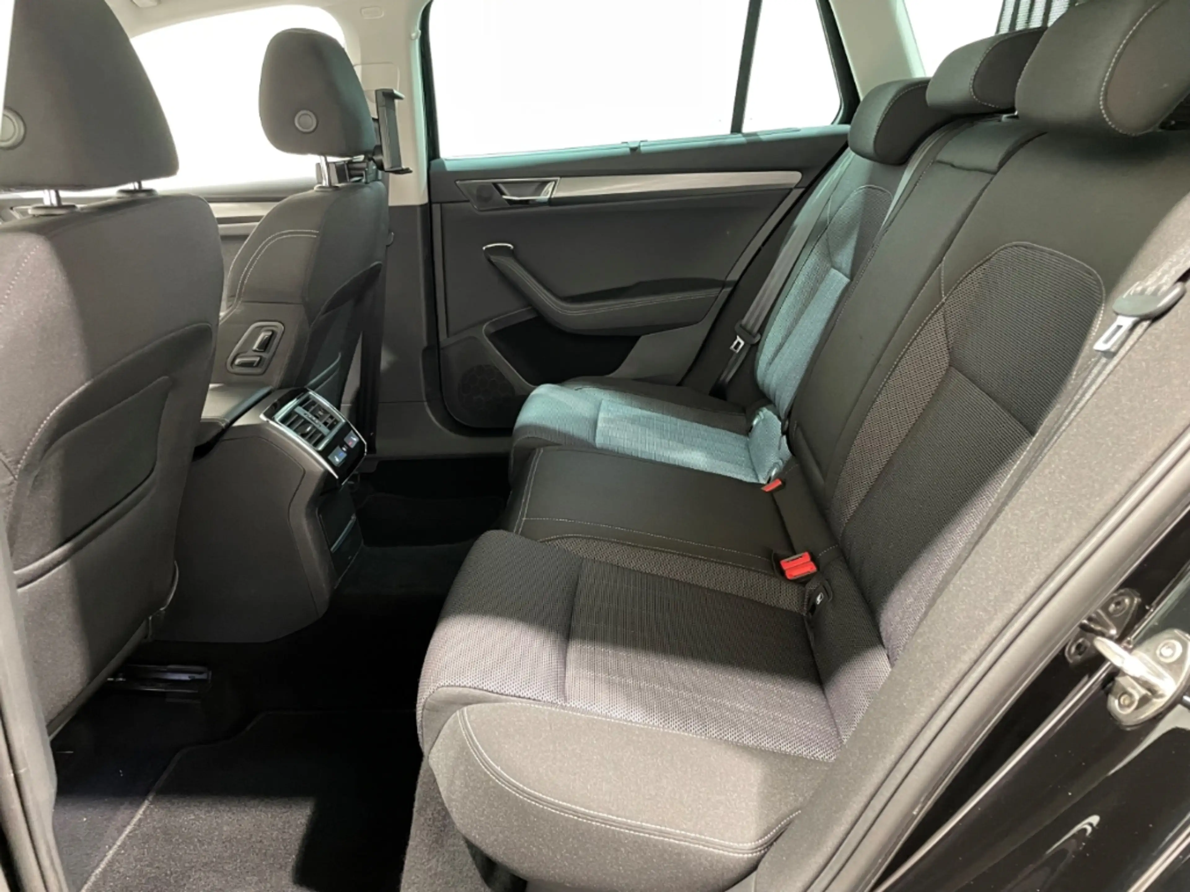 Skoda Superb Combi DSG Style EU6d Navi LED ACC Pano Virtual Coc — photo 7