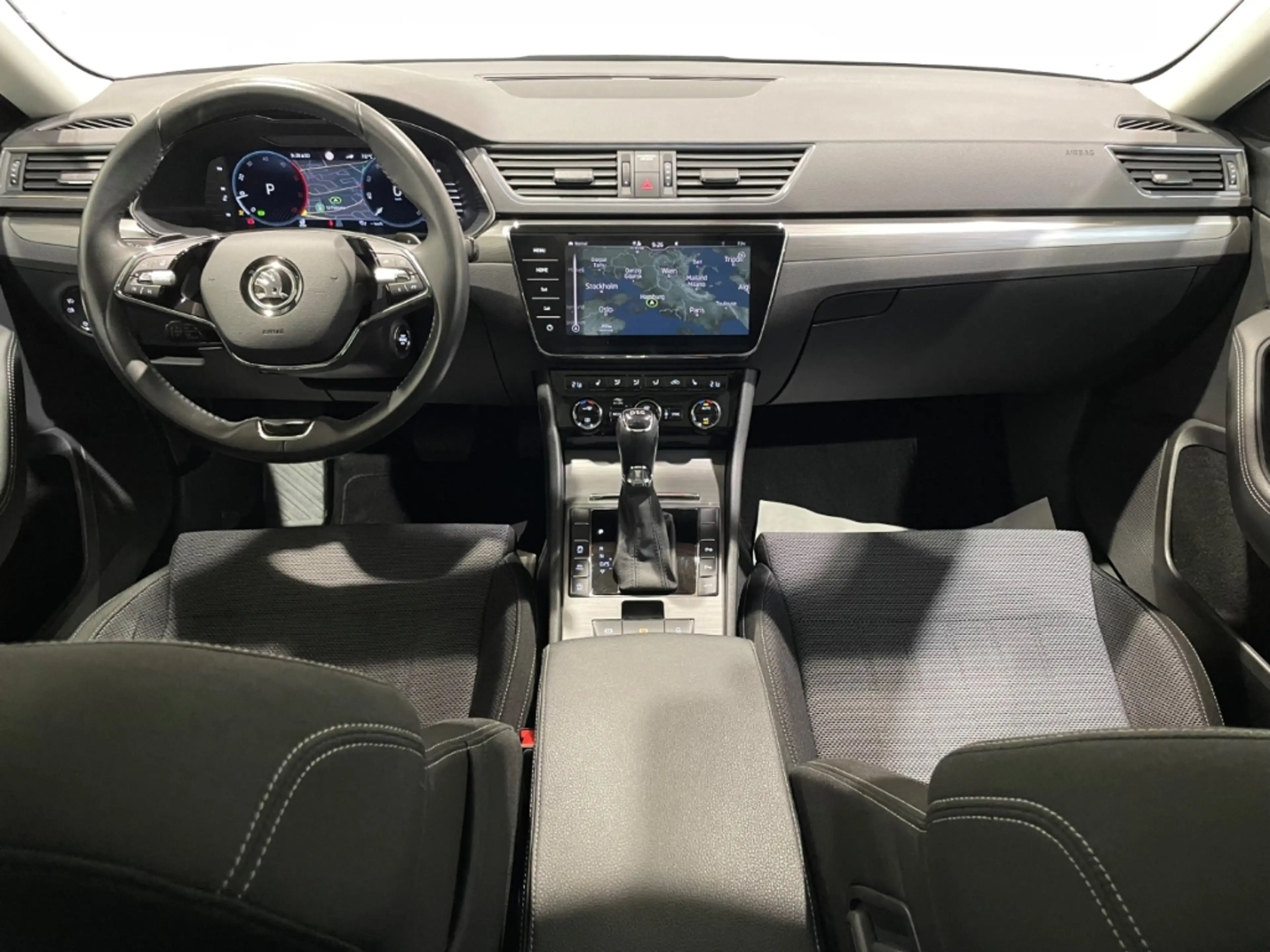 Skoda Superb Combi DSG Style EU6d Navi LED ACC Pano Virtual Coc — photo 12