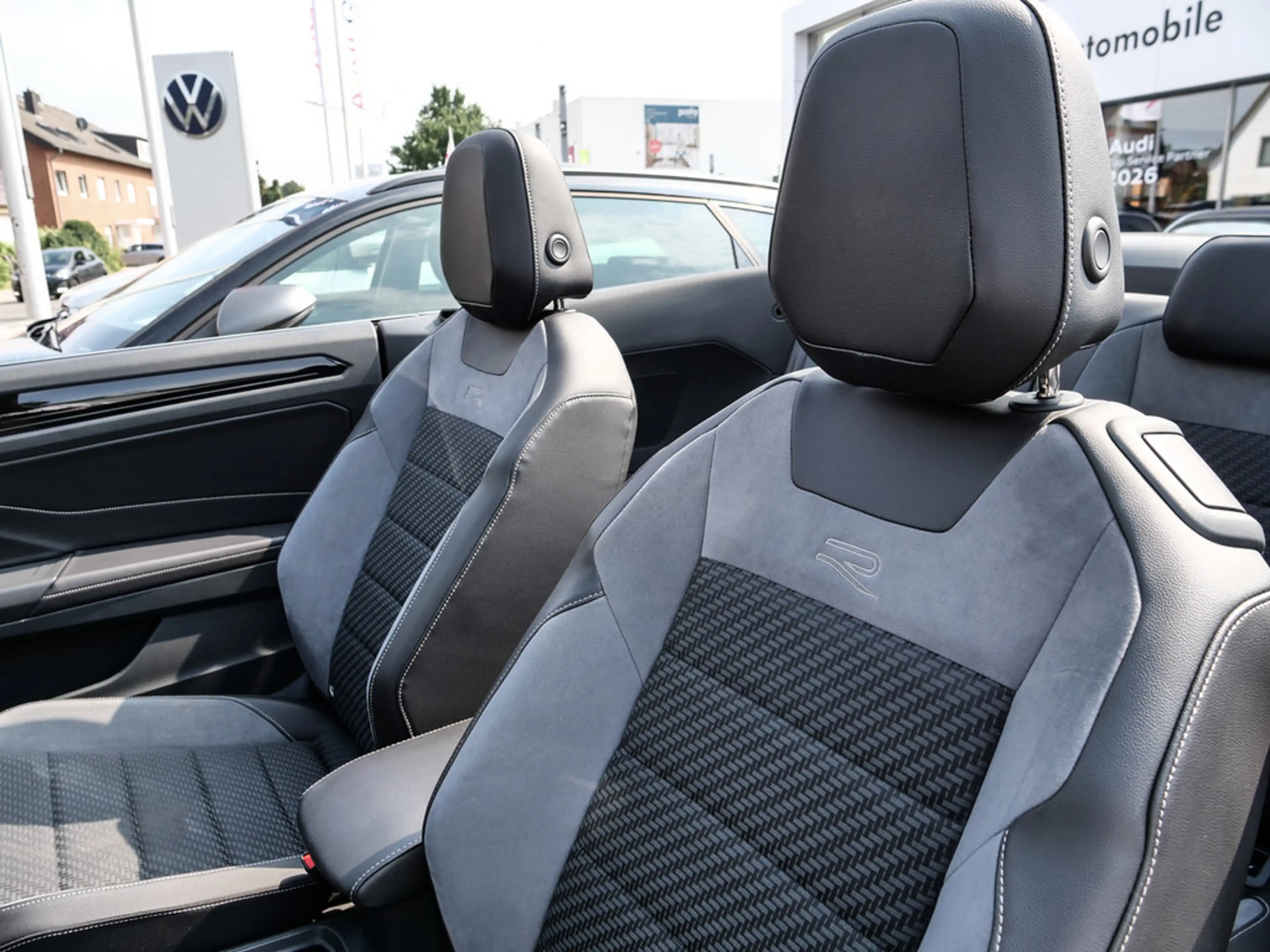 Volkswagen T-Roc Cabriolet 1.5 TSI R-Line Beats/ACC/Kamera/Navi/LED — photo 9