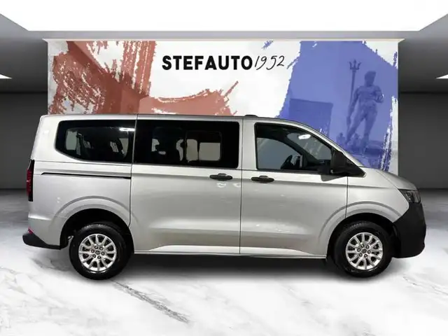 Volkswagen Caravelle view 3