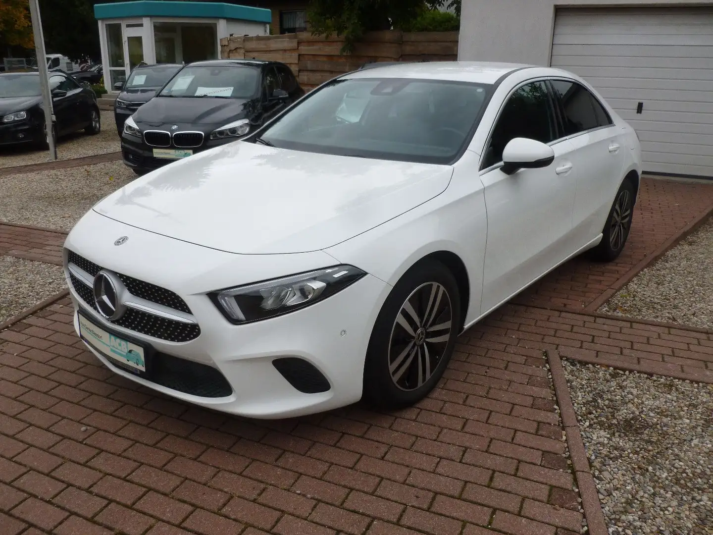 Mercedes-Benz A 180 d 7G- DCT Limousine  Digi-Cockpit/LED/DAB Weiß - 1