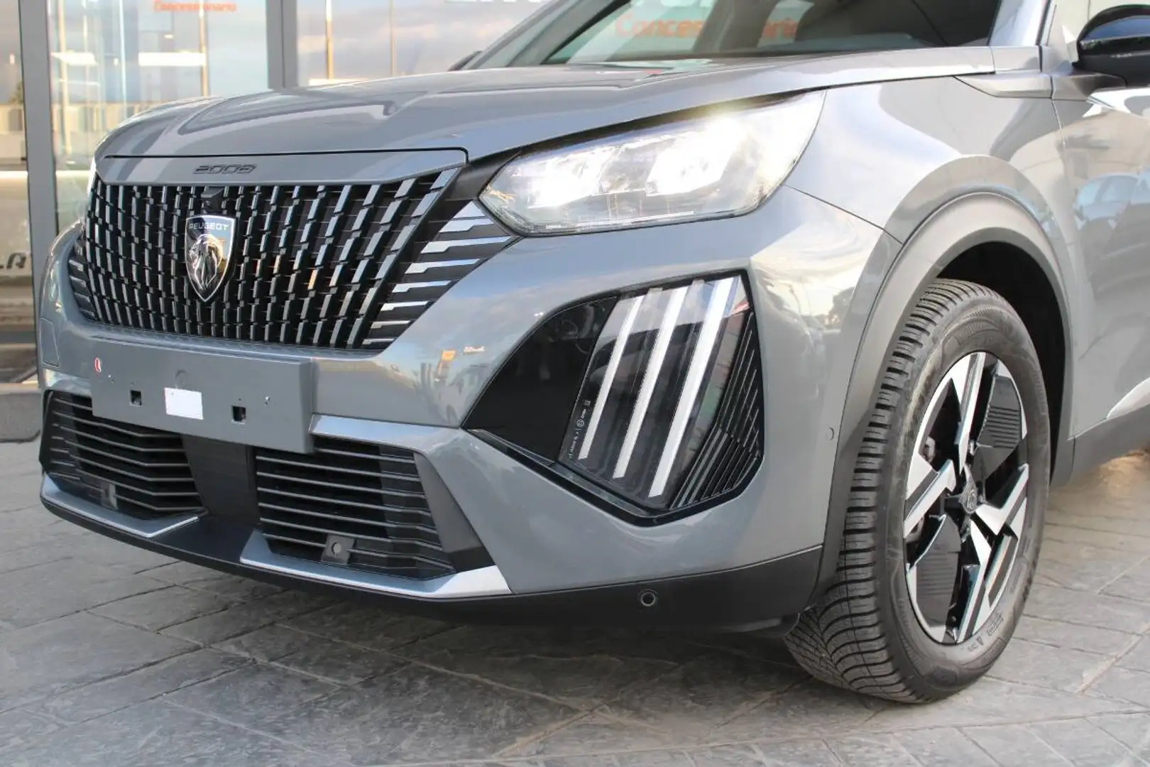 Peugeot 2008 1.2 Allure s&s 130cv eat8 con TELECAMERA A 360° Grau - 2