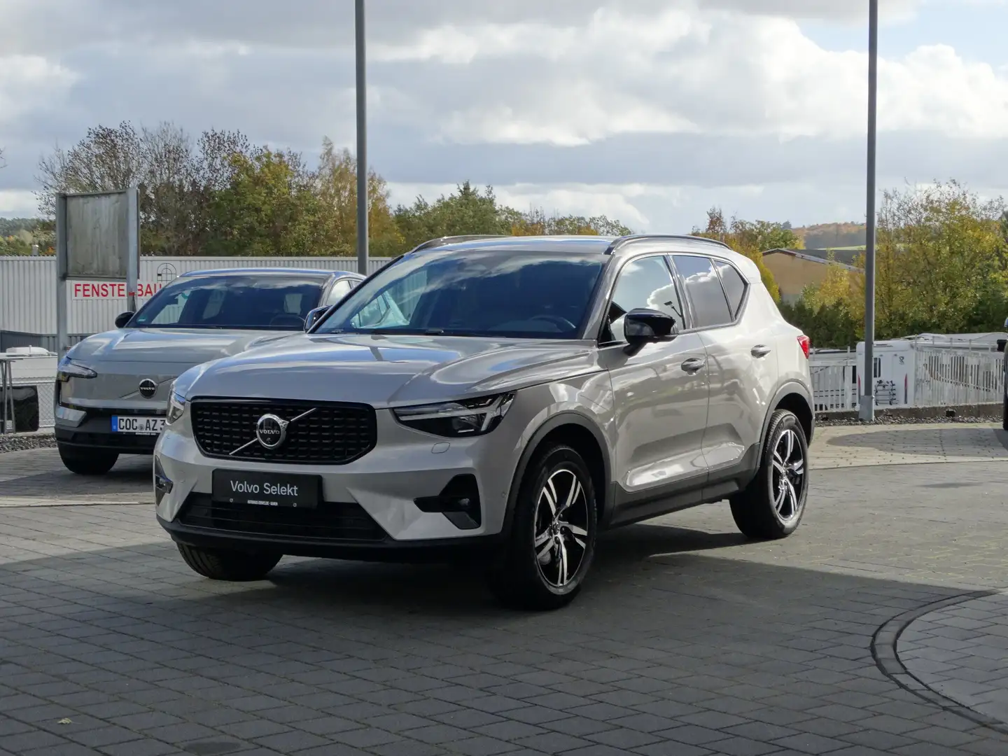 Volvo XC40 B3 Plus Dark 2WD Plateado - 1