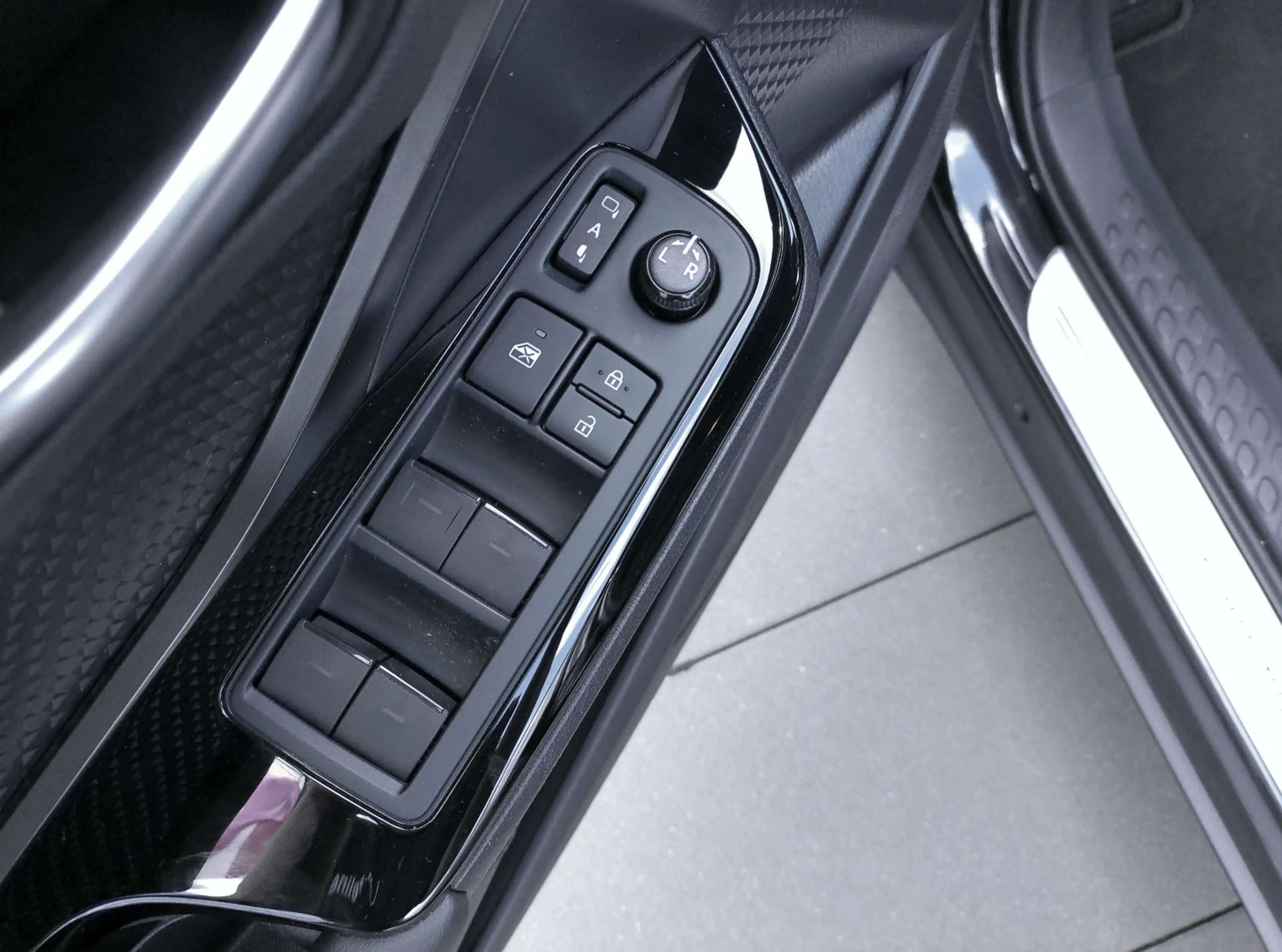 Toyota C-HR Hybrid Team D — photo 11