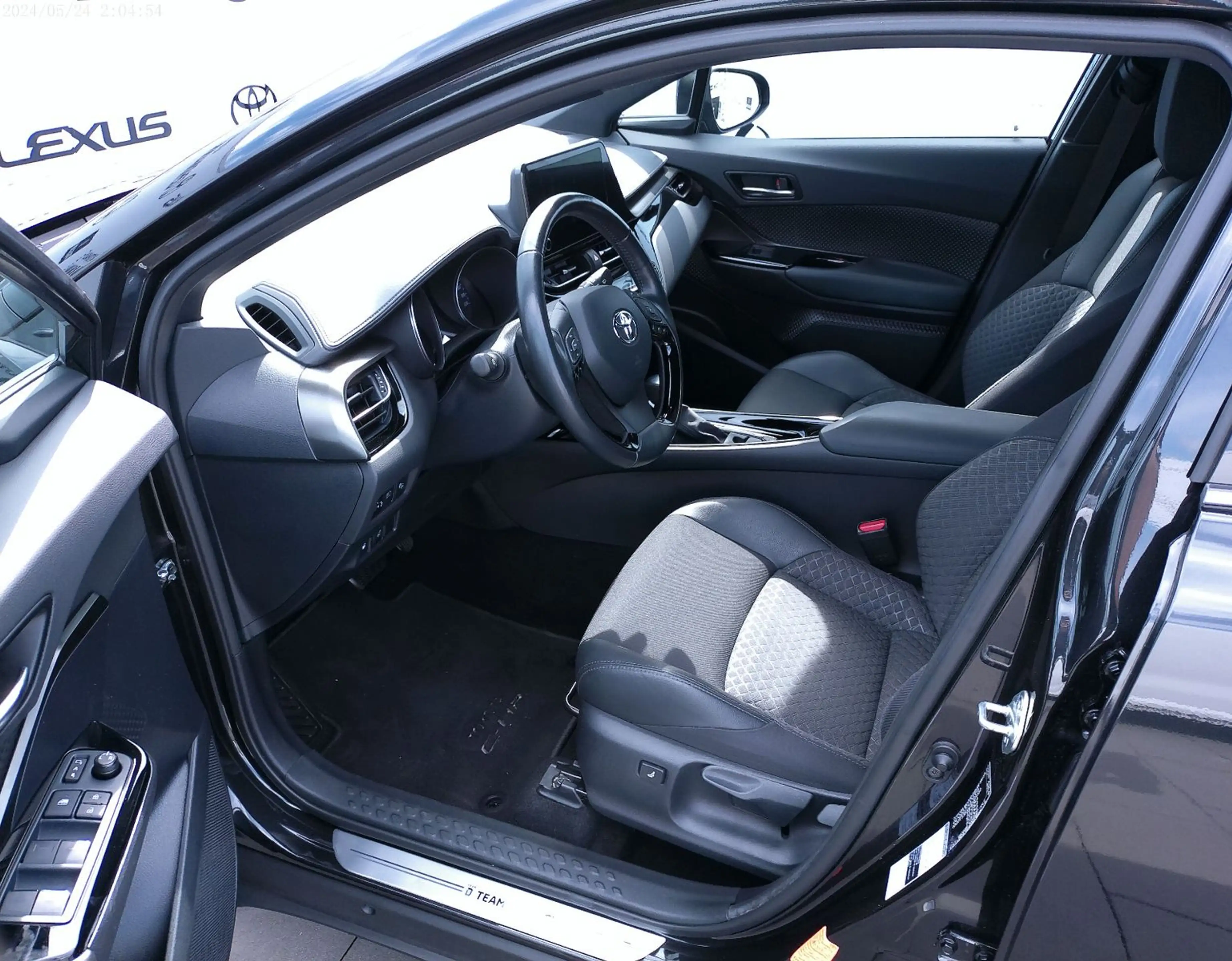 Toyota C-HR Hybrid Team D — photo 9