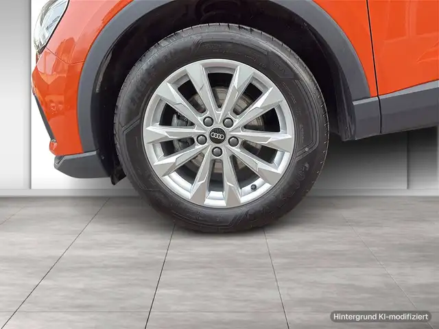 Audi Q3 view 6