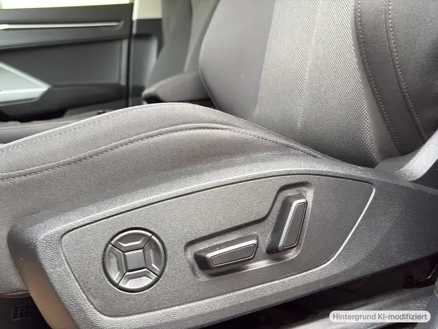 Audi Q3 view 13