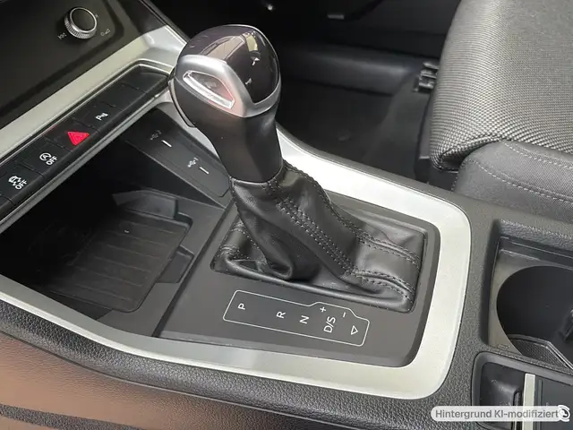 Audi Q3 view 15