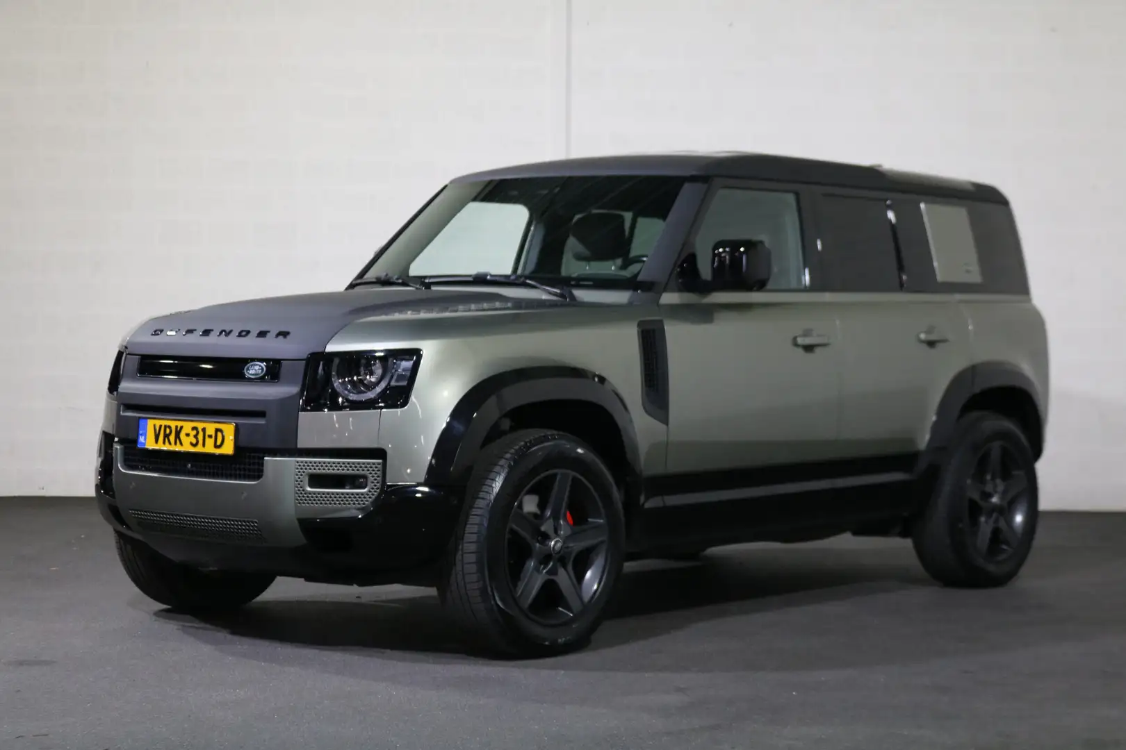 Land Rover Defender 3.0 D300 110 MHEV S Grijs Kenteken BPM Vrij Groen - 1