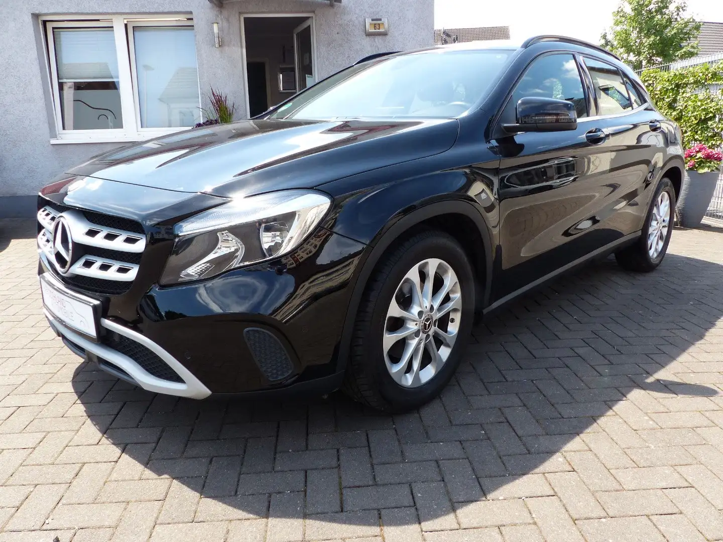 Mercedes-Benz GLA 180 Style Paket, Navi, PDC v+H, Sitzheizung Black - 2