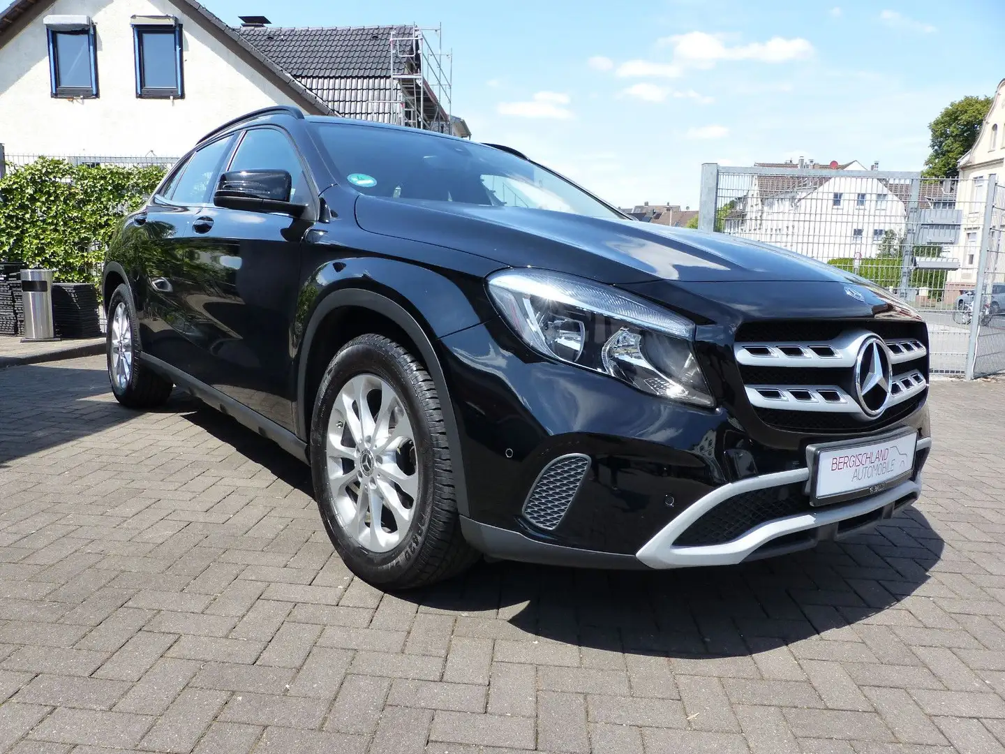 Mercedes-Benz GLA 180 Style Paket, Navi, PDC v+H, Sitzheizung Black - 1