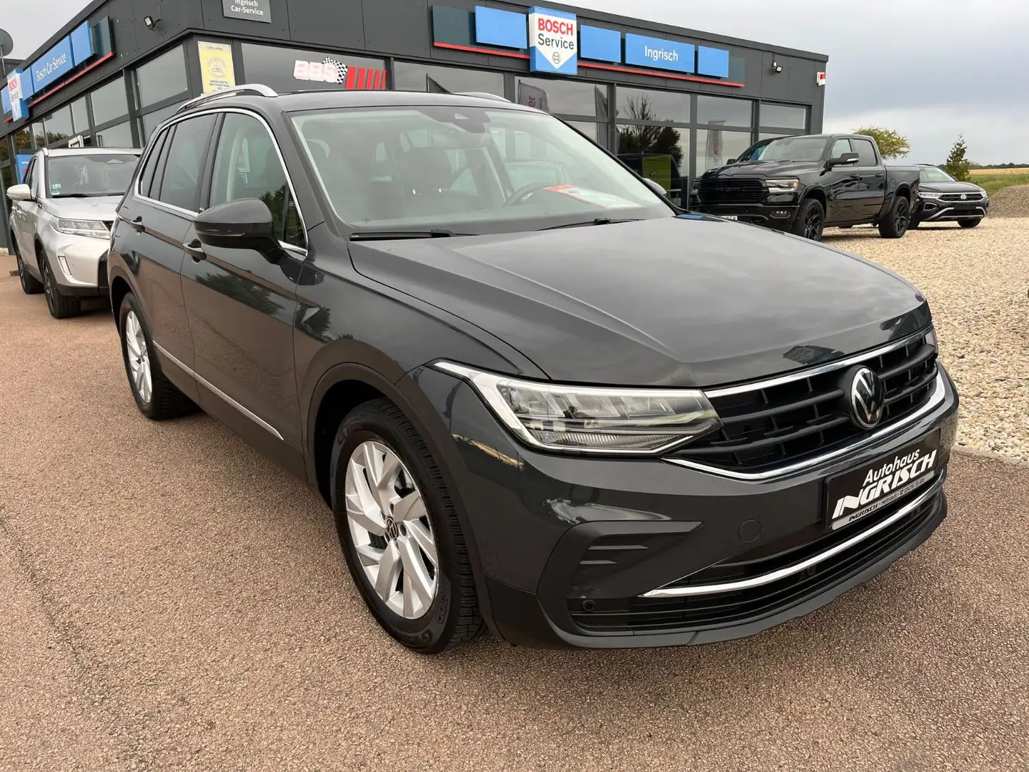 Volkswagen Tiguan "Move" mit LED+AHK+KAMERA+NAVI Grau - 1