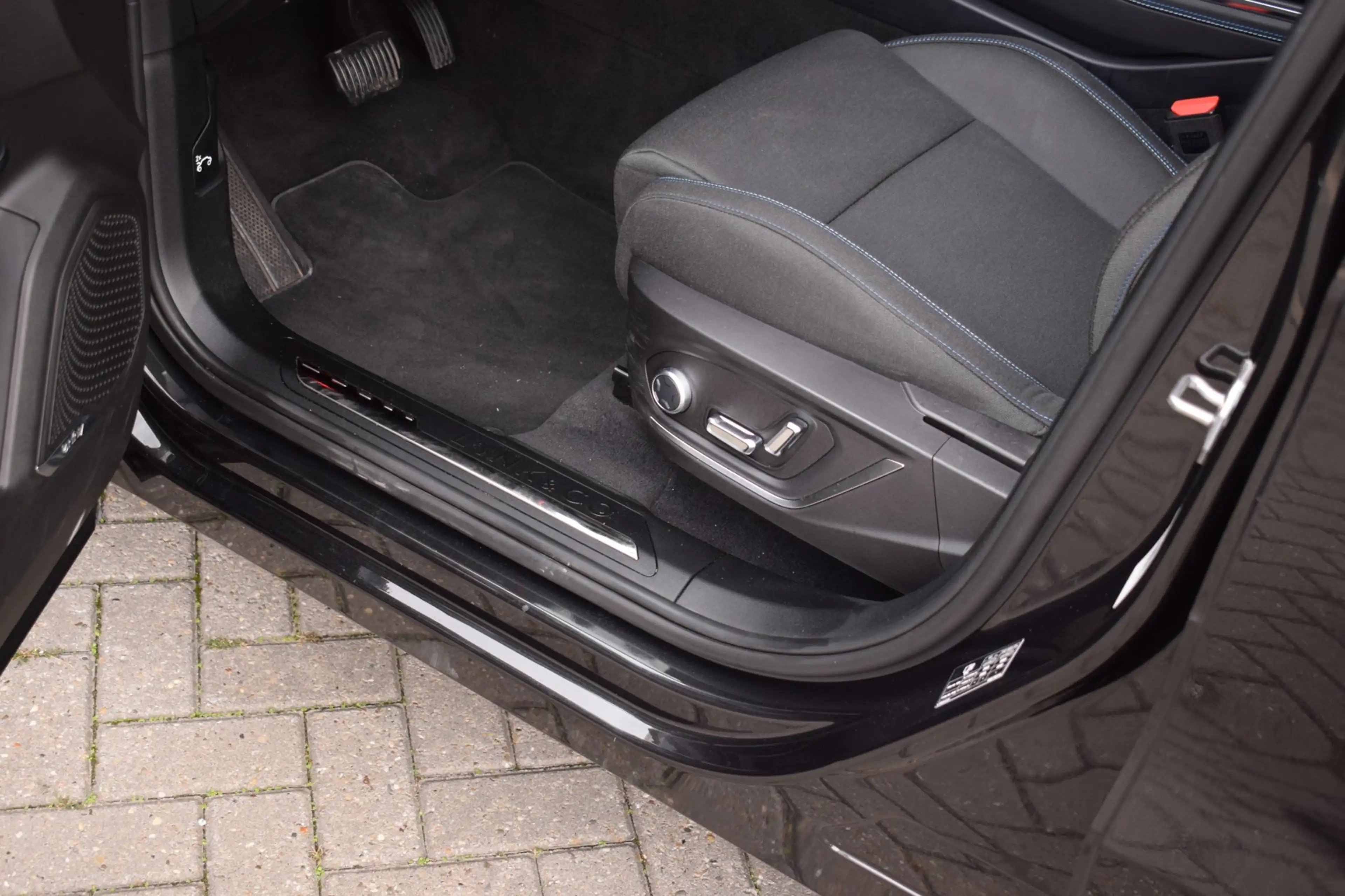 Lynk & Co 01 1.5 PHEV BLACK-EDITION / TREKHAAK / VIRTUAL / 360 — photo 24