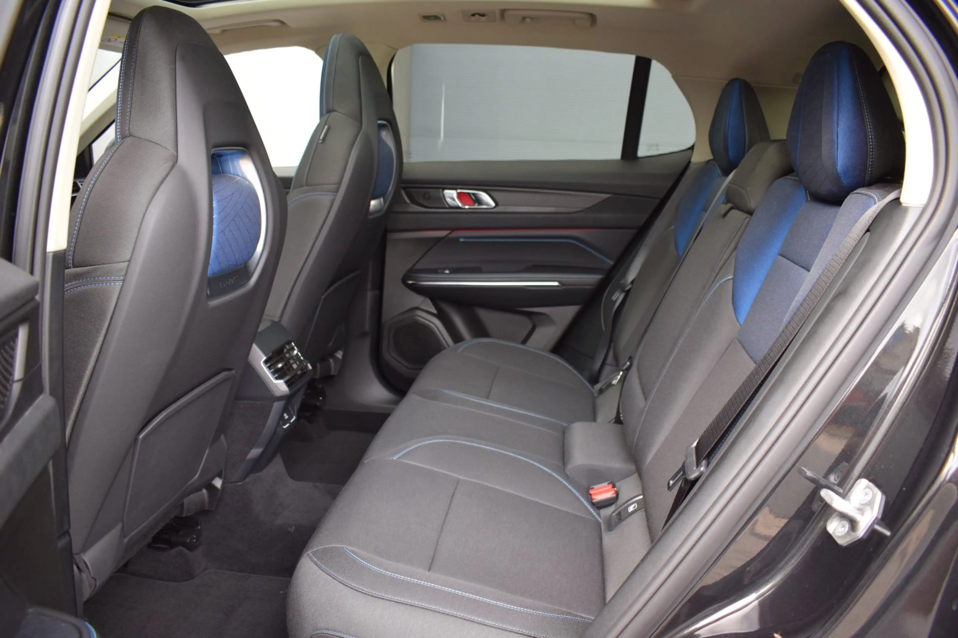 Lynk & Co 01 1.5 PHEV BLACK-EDITION / TREKHAAK / VIRTUAL / 360 — photo 15