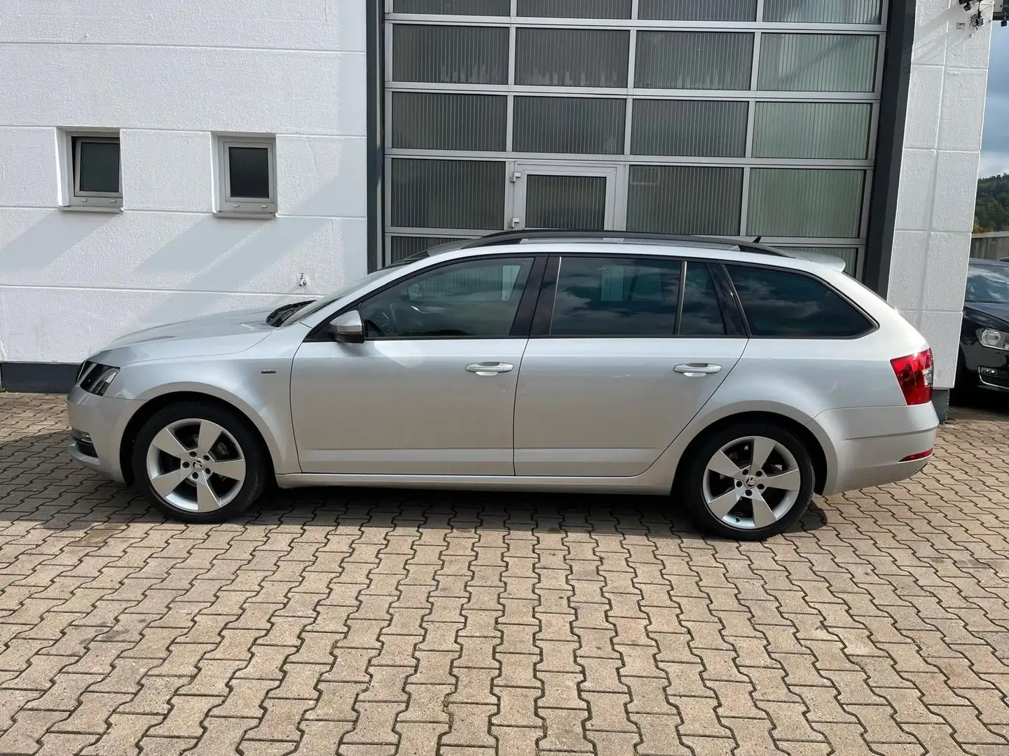 Skoda Octavia Combi Clever/1HD/MWST/SHZ/NAVI Stříbrná - 2