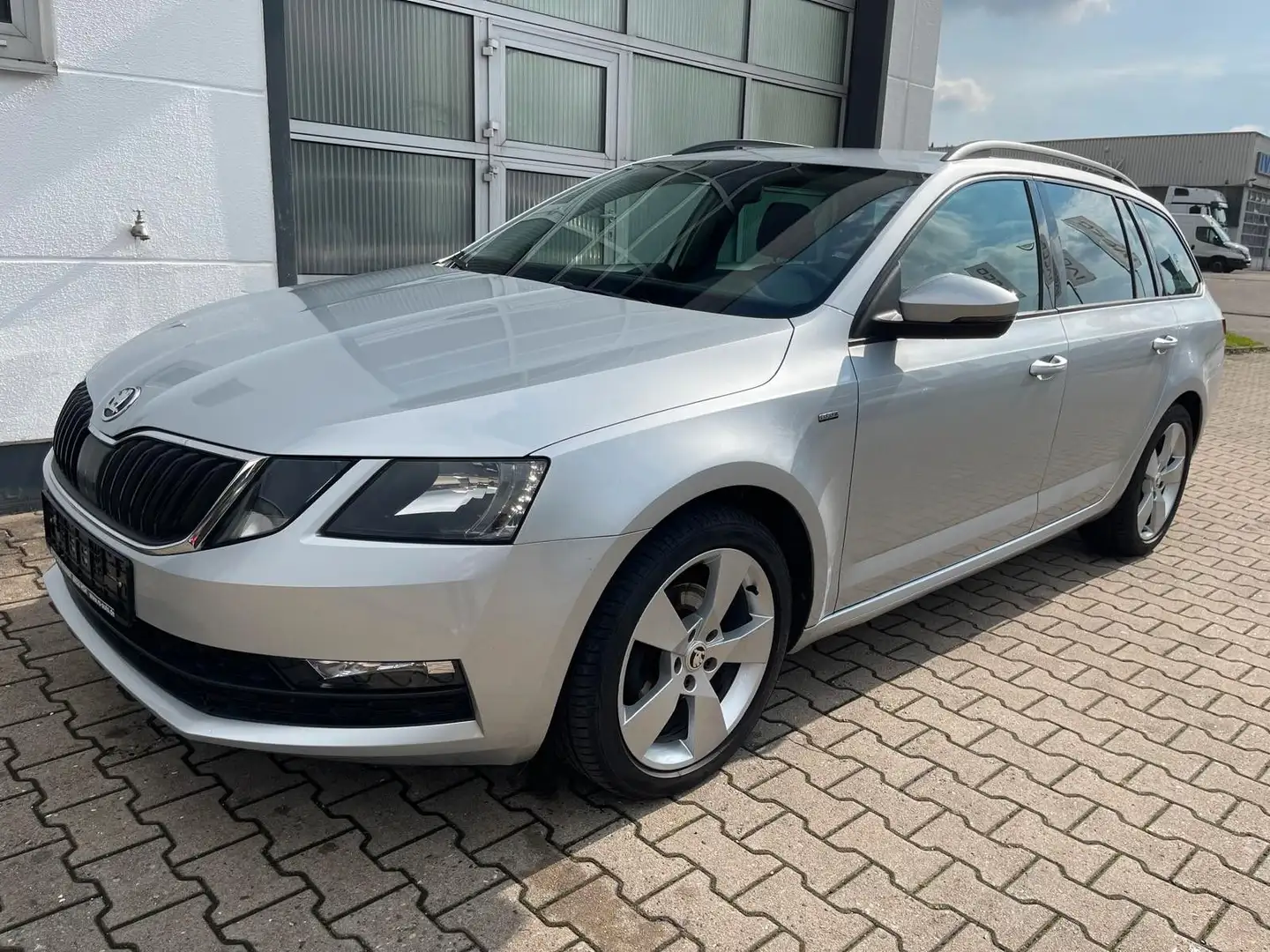 Skoda Octavia Combi Clever/1HD/MWST/SHZ/NAVI Stříbrná - 1