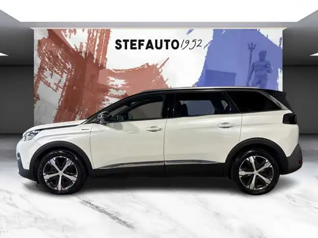 Peugeot 5008 view 4