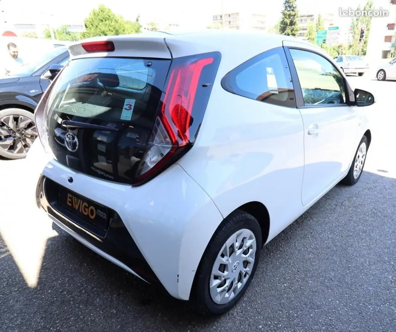 Toyota Aygo 1.0 VVTI 72 CH X-PLAY + CAMERA DE RECUL CARPLAY Blanc - 2