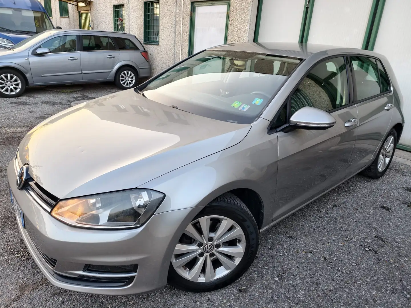 Volkswagen Golf 1.4 BENZINA NEOPATENTATI 5 PORTE 99000 KM 2013 Gris - 1