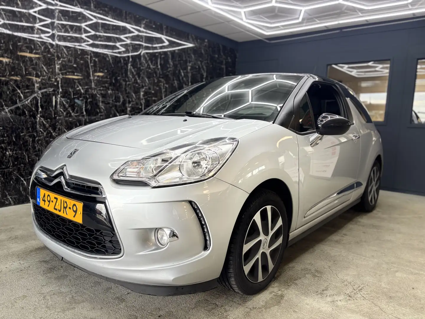 Citroen DS3 1.2 VTi Chic Grijs - 1