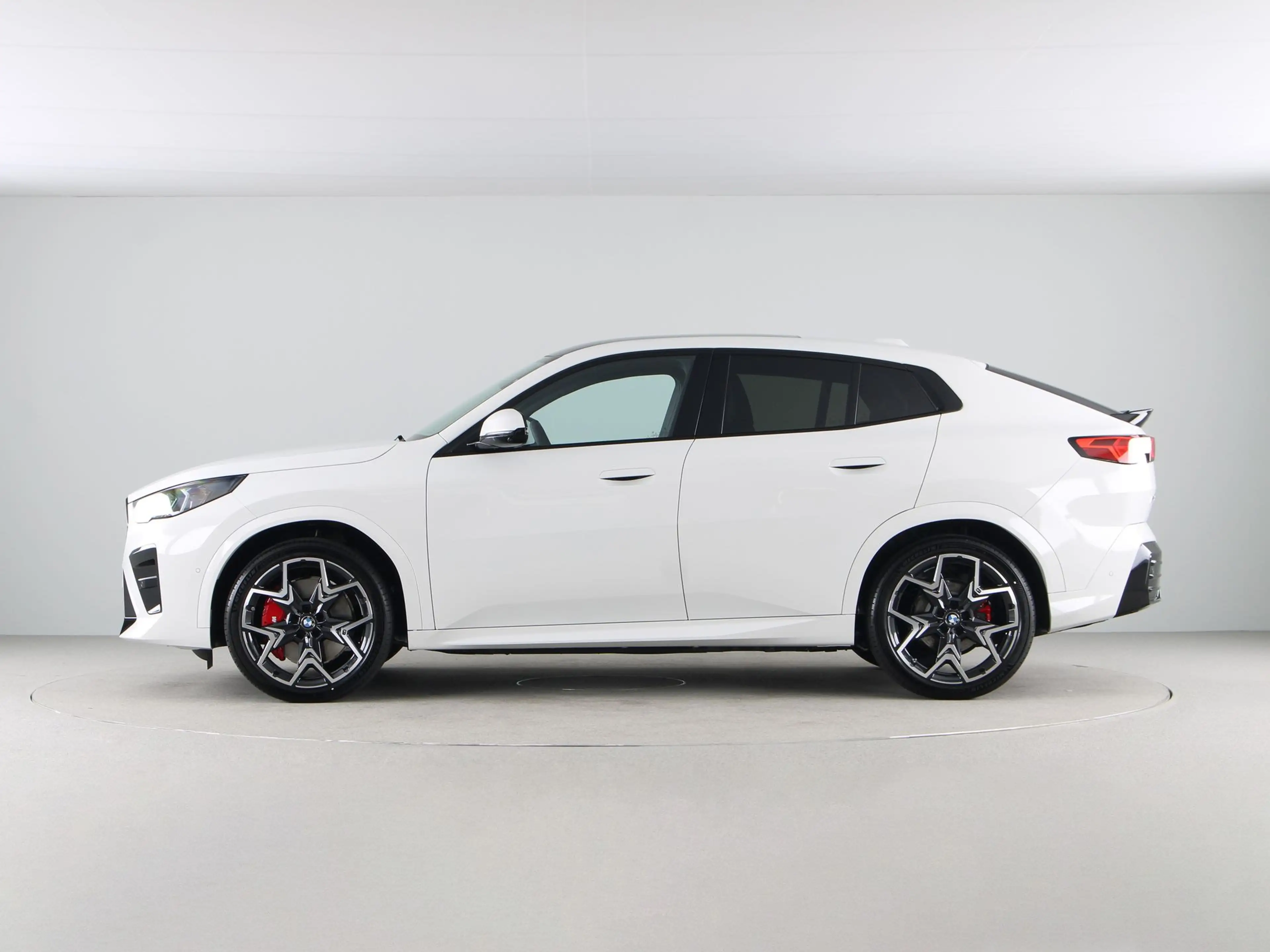 BMW iX2 eDrive20 67 kWh M-sport Pro — photo 12