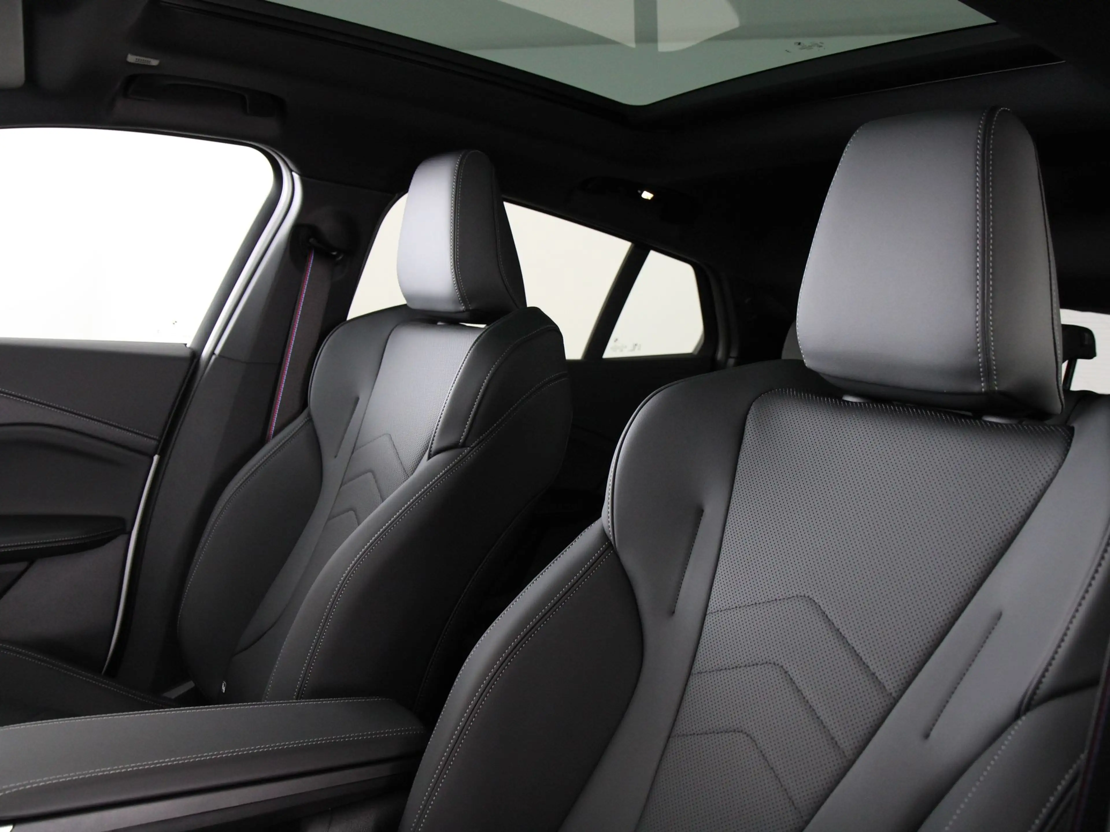 BMW iX2 eDrive20 67 kWh M-sport Pro — photo 5