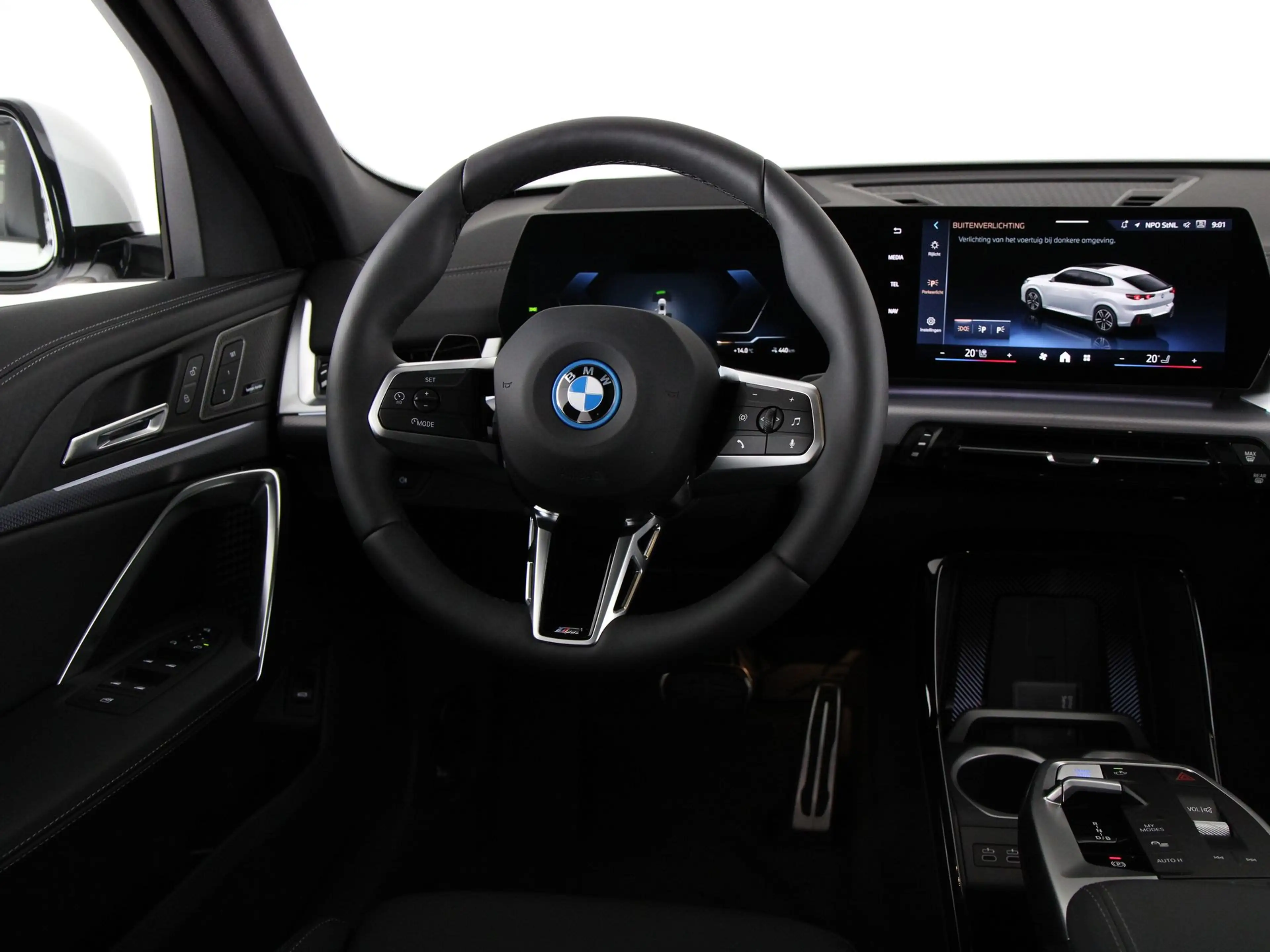 BMW iX2 eDrive20 67 kWh M-sport Pro — photo 2