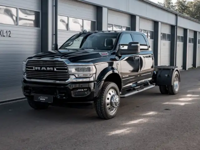 RAM Ram 5500 Laramie  Chassis Cab 84'' Crew Cab
