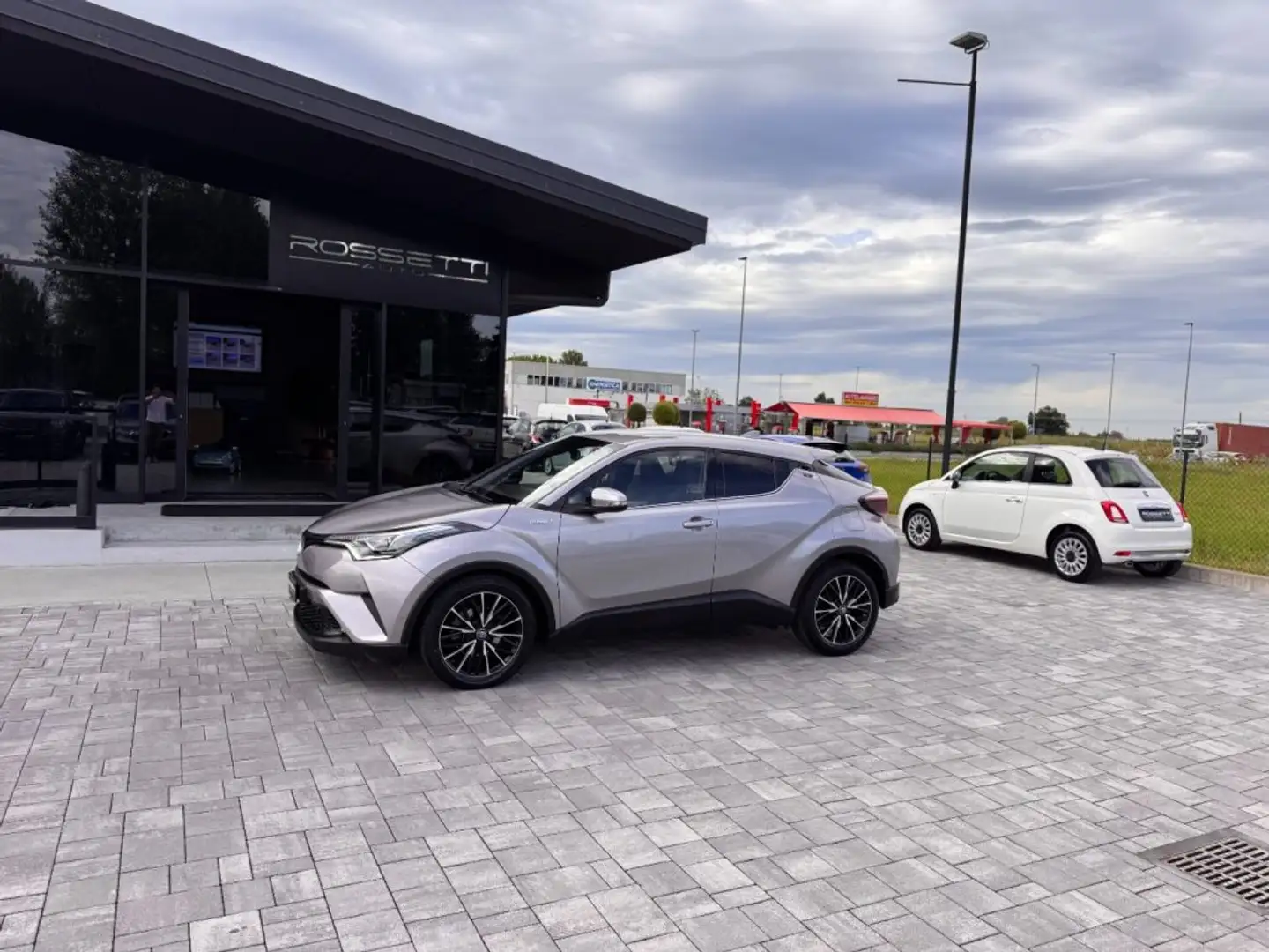 Toyota C-HR 1.8 Hybrid E-CVT Lounge ANCHE NEOPATENTATI Grigio - 2