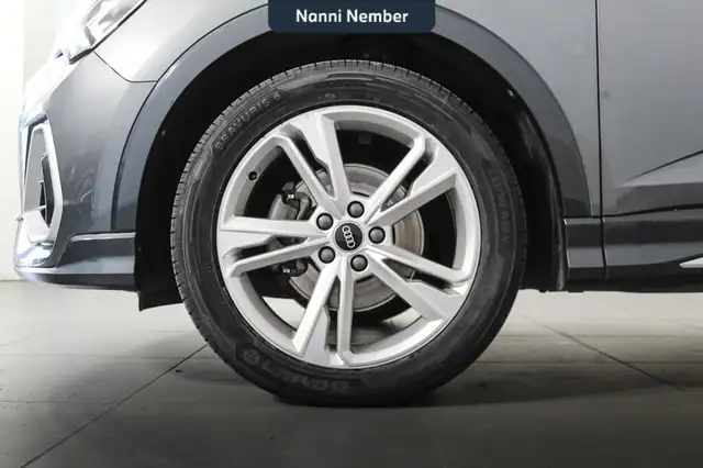 Audi Q3 view 7