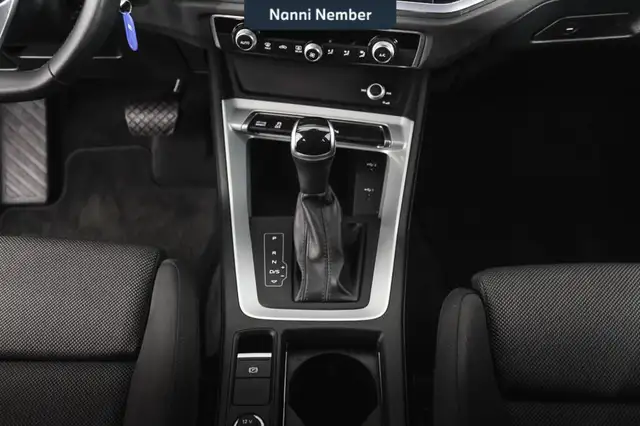 Audi Q3 view 13