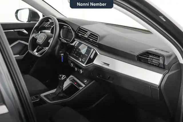 Audi Q3 view 8