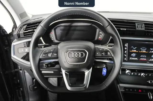 Audi Q3 view 10