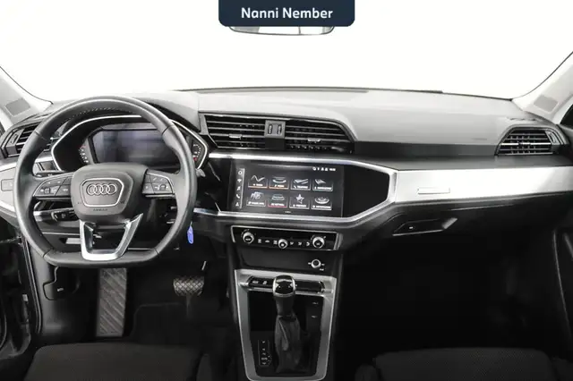 Audi Q3 view 11