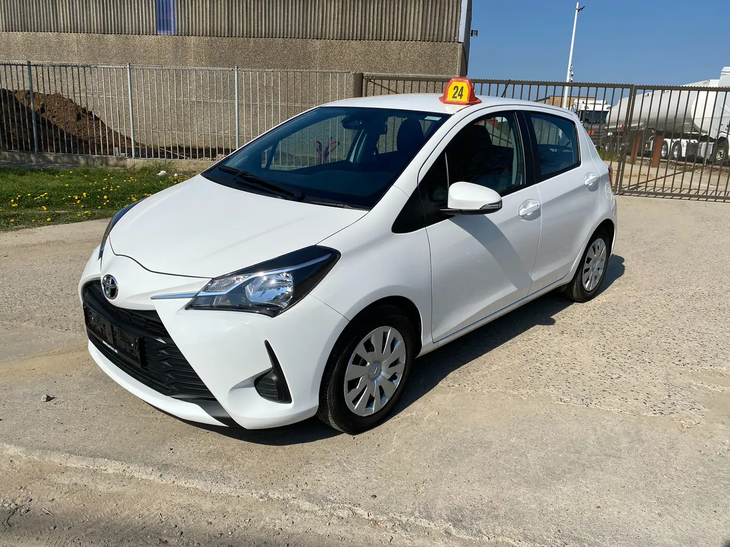 Toyota Yaris 1.0i VVT-i Y-oung      26.OOO KM Weiß - 1