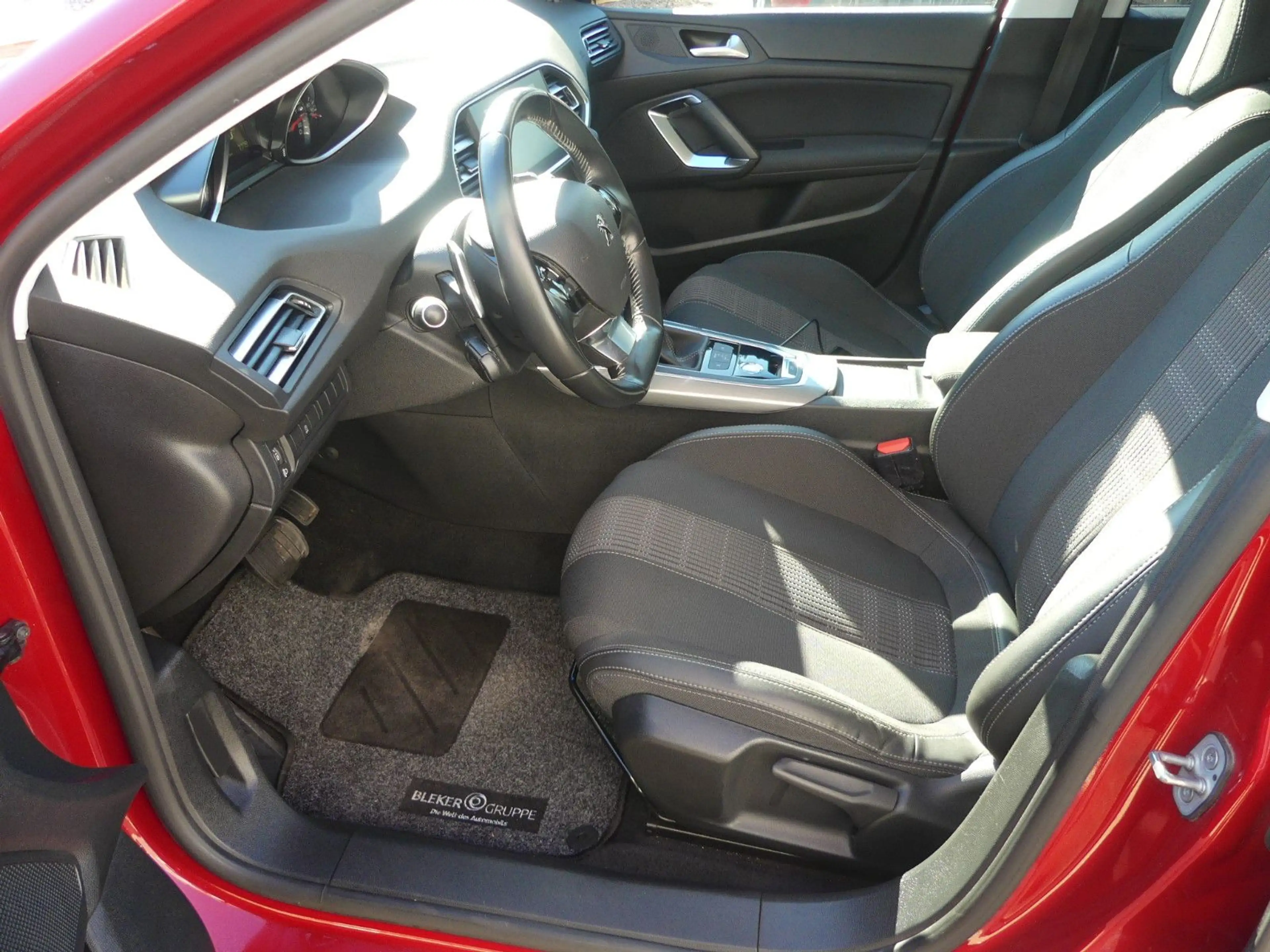 Peugeot 308 SW/Carplay/KeylessGo/Tempom./LED — photo 9