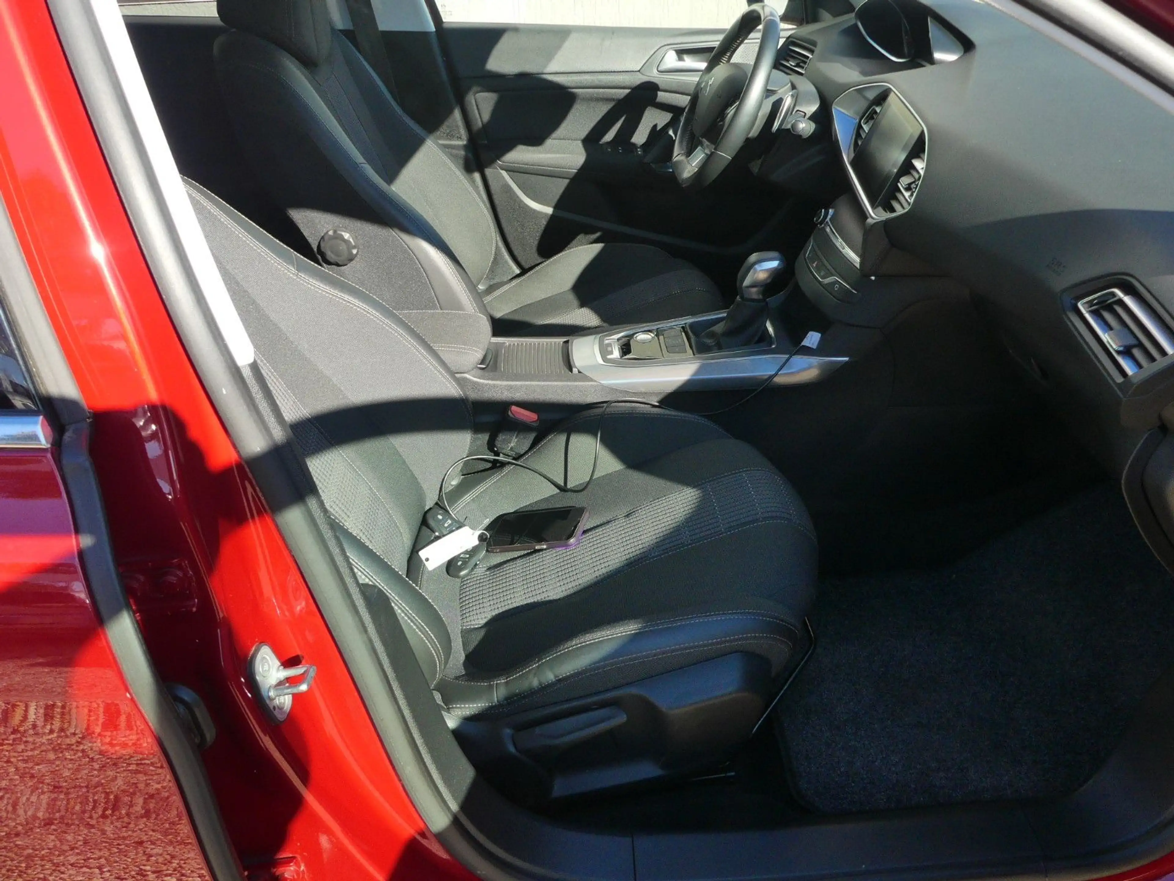 Peugeot 308 SW/Carplay/KeylessGo/Tempom./LED — photo 11