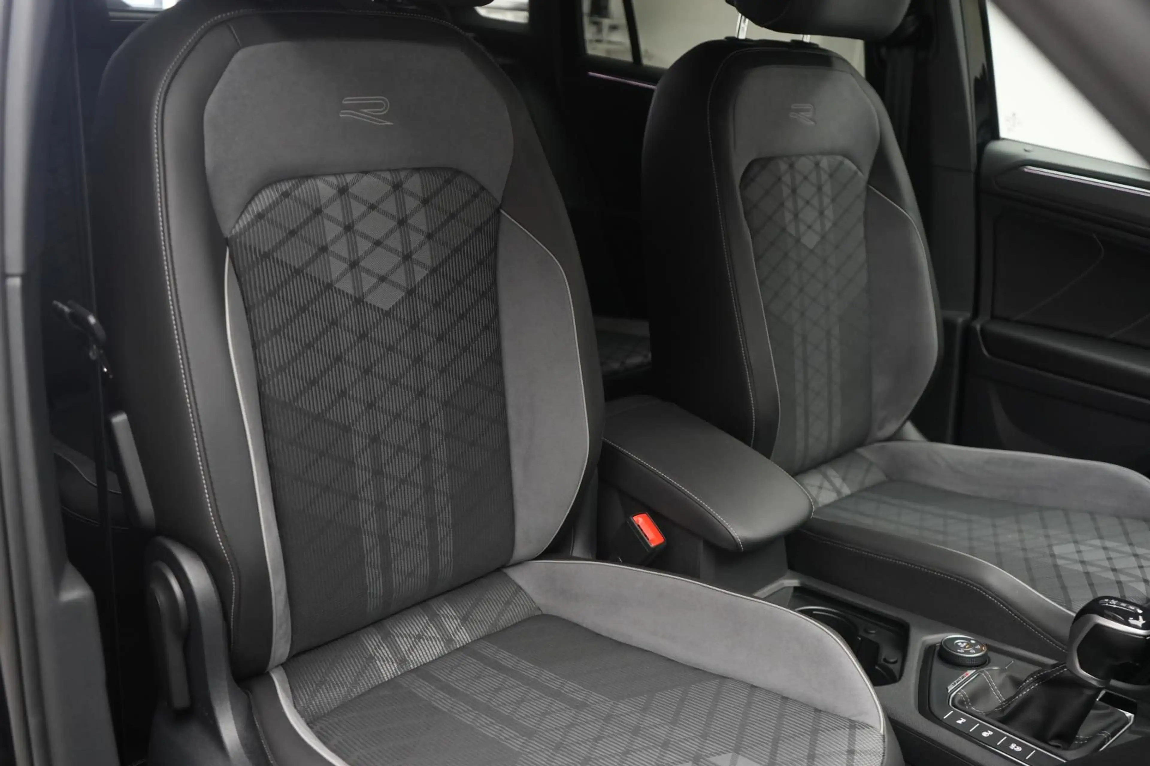 Volkswagen Tiguan 2.0 TDI 4Motion R-Line AHK/ACC/Kamera — photo 11