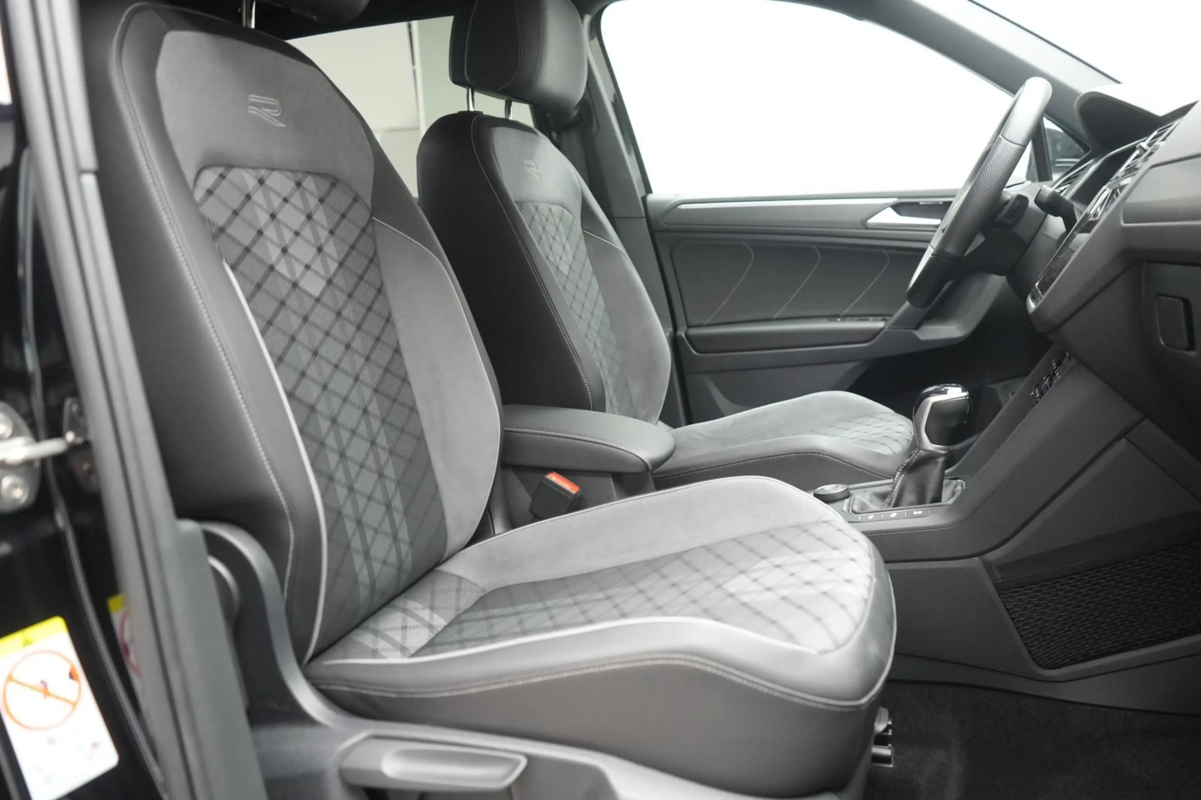 Volkswagen Tiguan 2.0 TDI 4Motion R-Line AHK/ACC/Kamera — photo 9