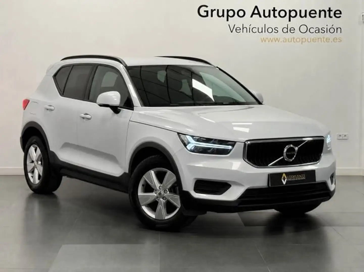 Volvo XC40 T2 Momentum Core Aut. Gris - 1