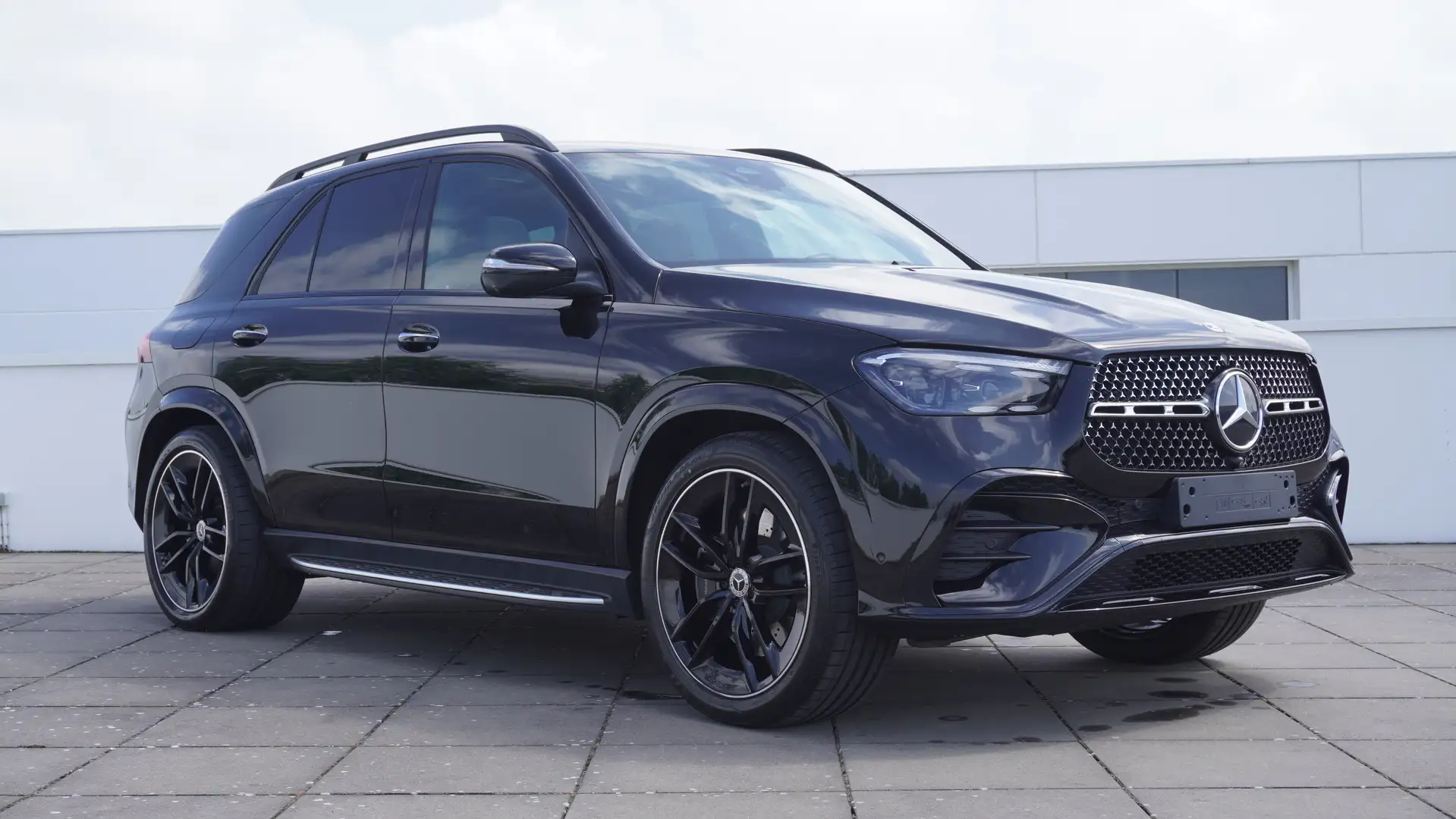 Mercedes-Benz GLE 350 de 4M AMG/PANODAK/BURMESTER/KEYLESS/NIGHTPAK/22" Noir - 1