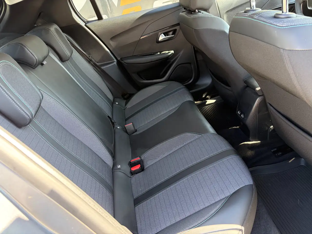 Peugeot e-208 e-208 50 kWh Allure 9
