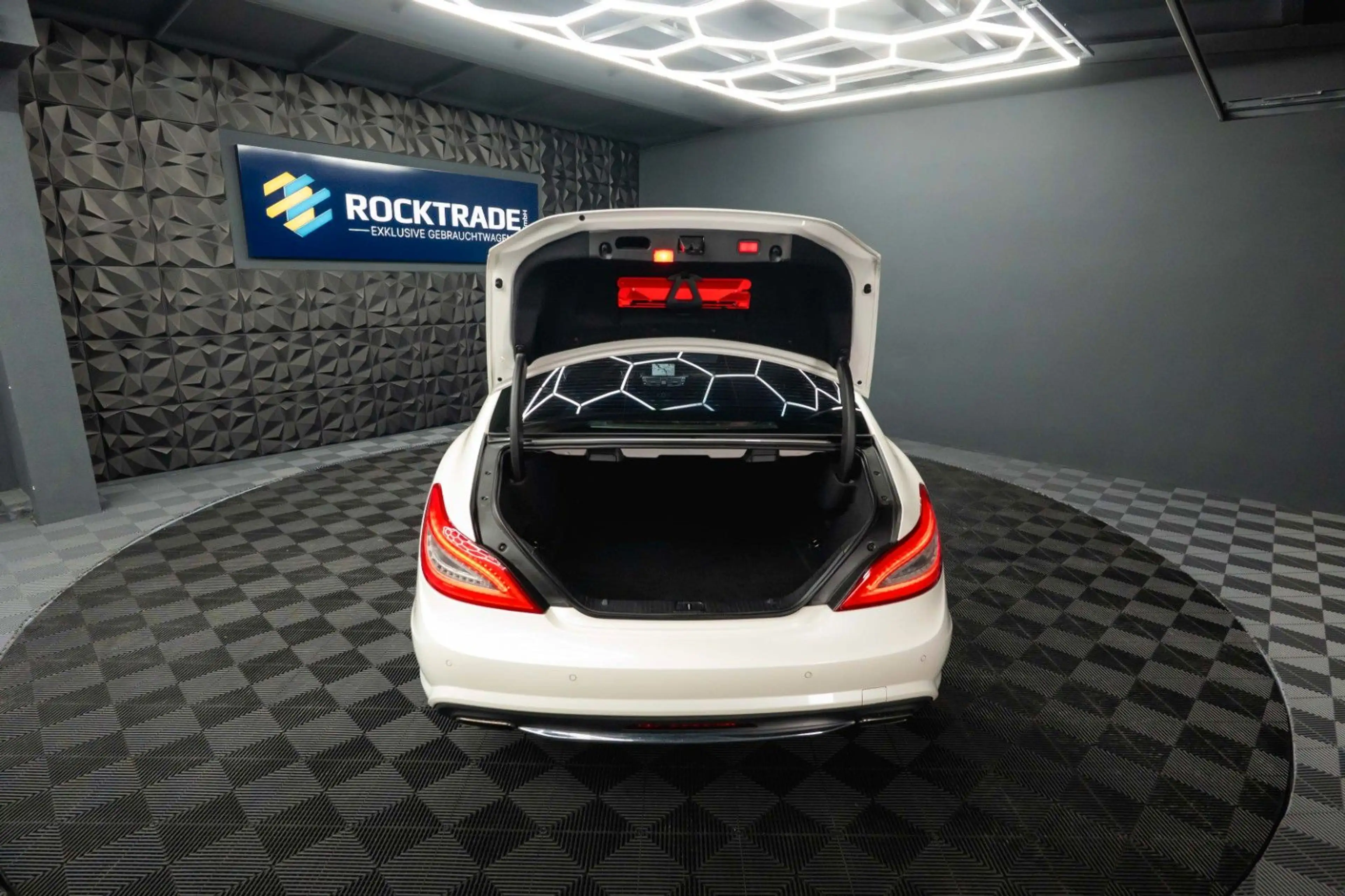 Mercedes-Benz CLS 350 CDI BlueEfficiency AMG Line | LED | H&K — photo 15