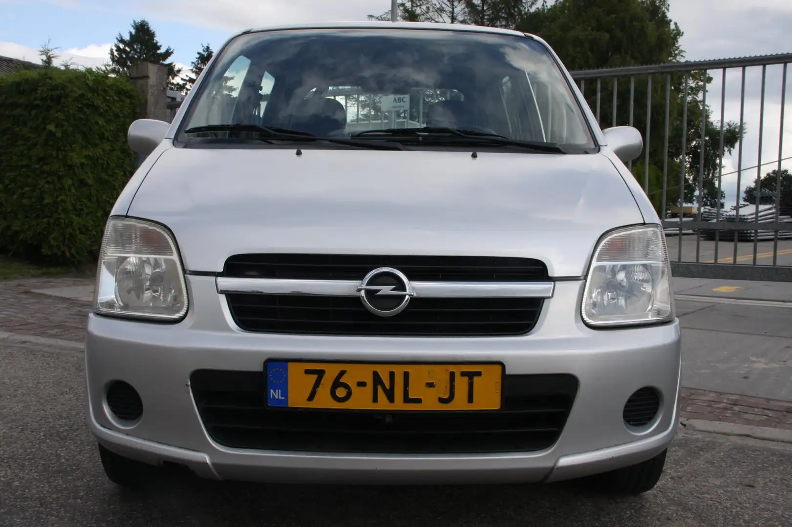 Opel Agila 1.2-16V Enjoy airco,trekhaak,eerste eigenaar! Gris - 2