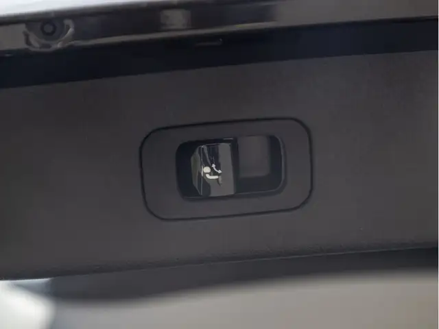 Mercedes-Benz 300 view 8