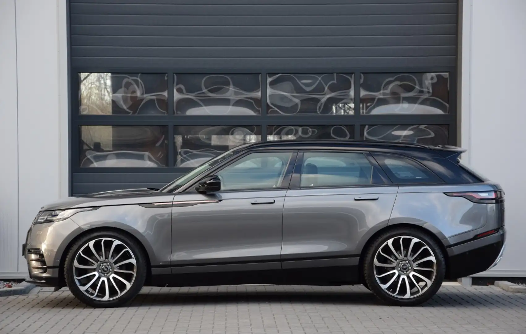 Land Rover Range Rover Velar 2.0 P300 Turbo AWD R-Dynamic SE | Massage-ventilat Grijs - 2