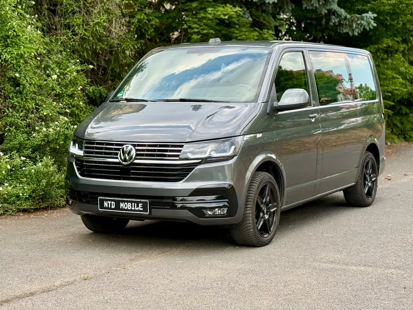 Volkswagen T6.1 Multivan Multivan+INDIVIDUAL BESATTELUNG+1.HAND+KLIMA+NAVI+ Grau - 2